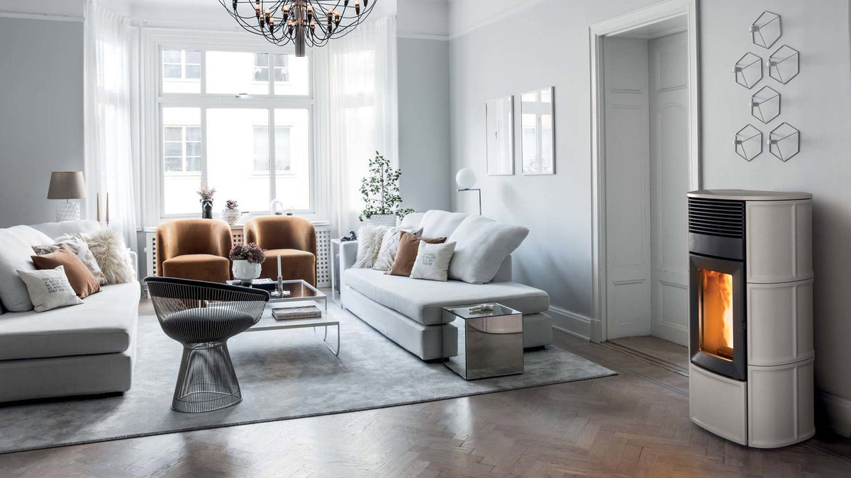 Poêle à granulés MCZ Suite Comfort Air 12 M3 installé dans un salon lumineux