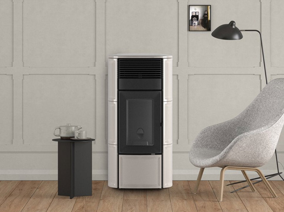 Poêle à granulés MCZ Suite Comfort Air 12 M3 dans un intérieur contemporain