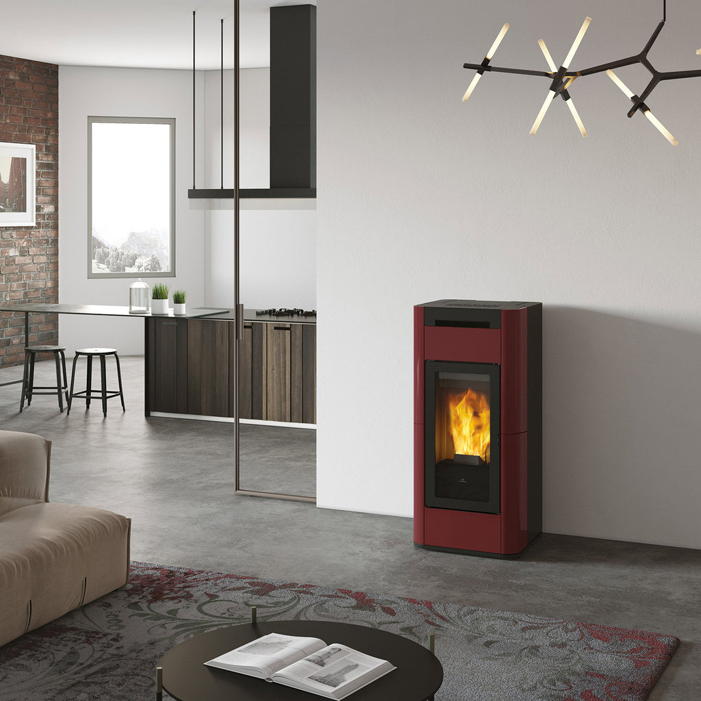 Edilkamin Tera H 25 Evo céramique bordeaux installé dans un espace contemporain
