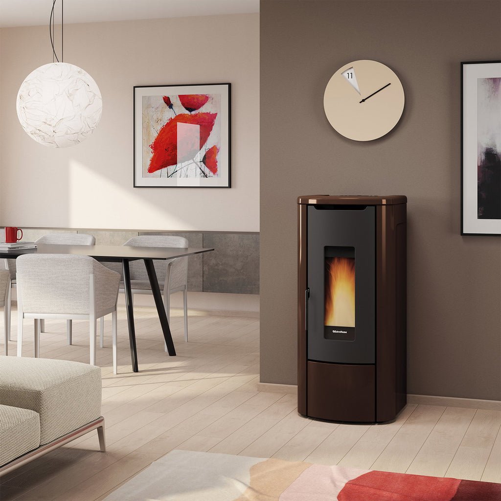Poêle Extraflame Rosanna Idro bronze dans une pièce de vie