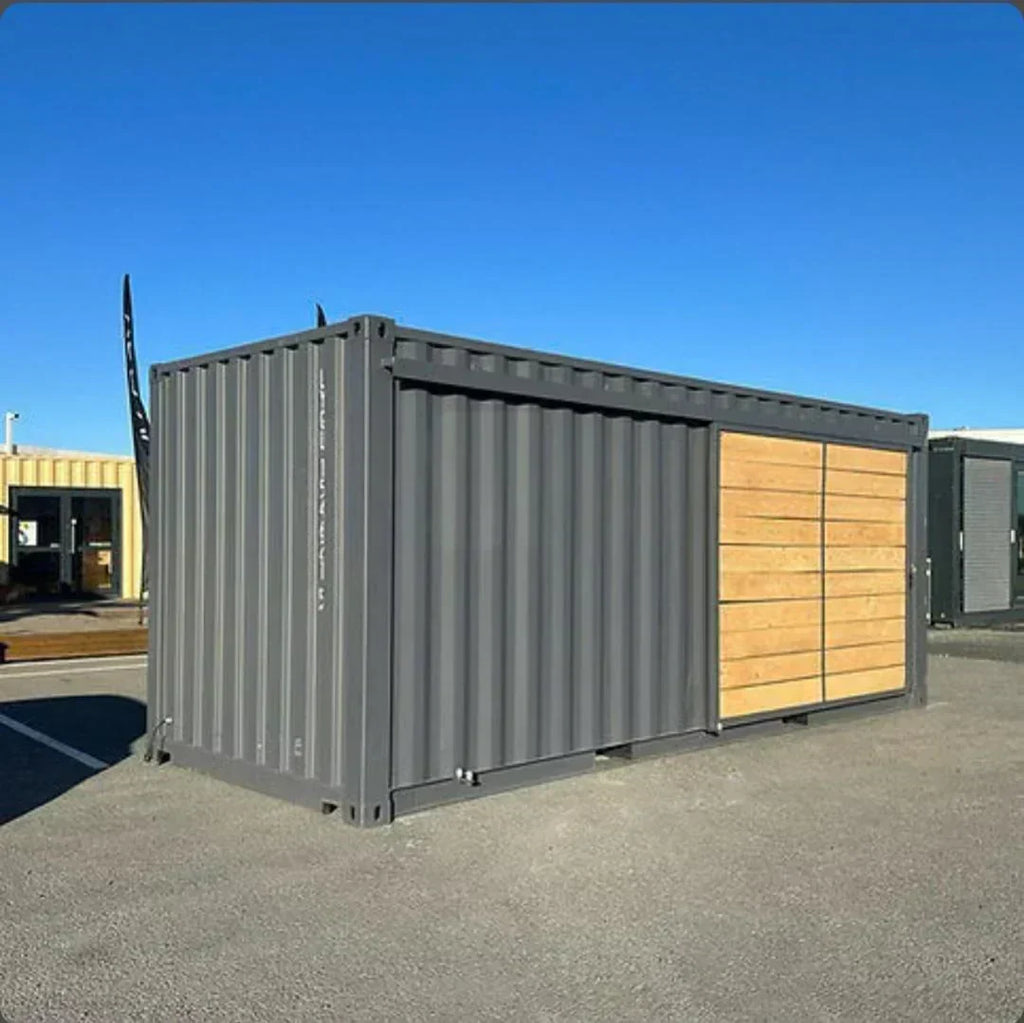 Container maritime Zen-Box 20 pieds – Atelier ou boutique avec porte coulissante en bois et 3 étagères (Réf. DEVZB20)