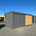 Container maritime Zen-Box 20 pieds – Atelier ou boutique avec porte coulissante en bois et 3 étagères (Réf. DEVZB20)