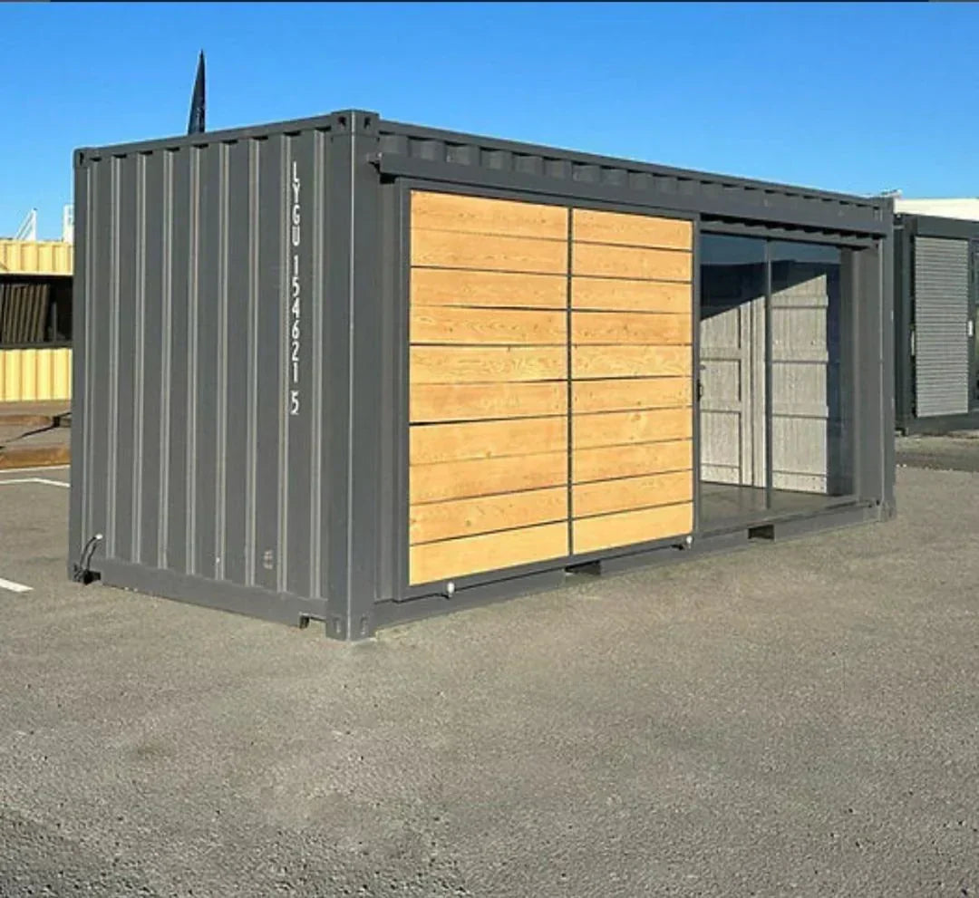 Container maritime Zen-Box 20 pieds – Atelier ou boutique avec porte coulissante en bois et 3 étagères (Réf. DEVZB20)