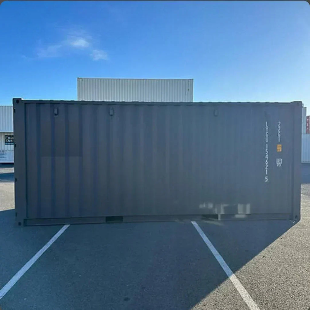 Container maritime Zen-Box 20 pieds – Atelier ou boutique avec porte coulissante en bois et 3 étagères (Réf. DEVZB20)