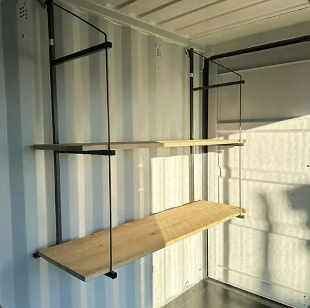 Container maritime Zen-Box 20 pieds – Atelier ou boutique avec porte coulissante en bois et 3 étagères (Réf. DEVZB20)
