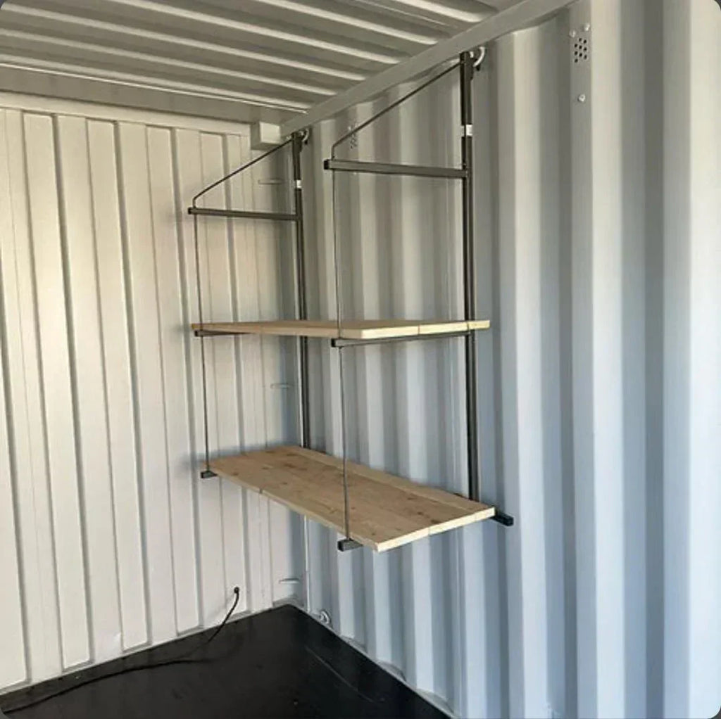 Container maritime Zen-Box 20 pieds – Atelier ou boutique avec porte coulissante en bois et 3 étagères (Réf. DEVZB20)