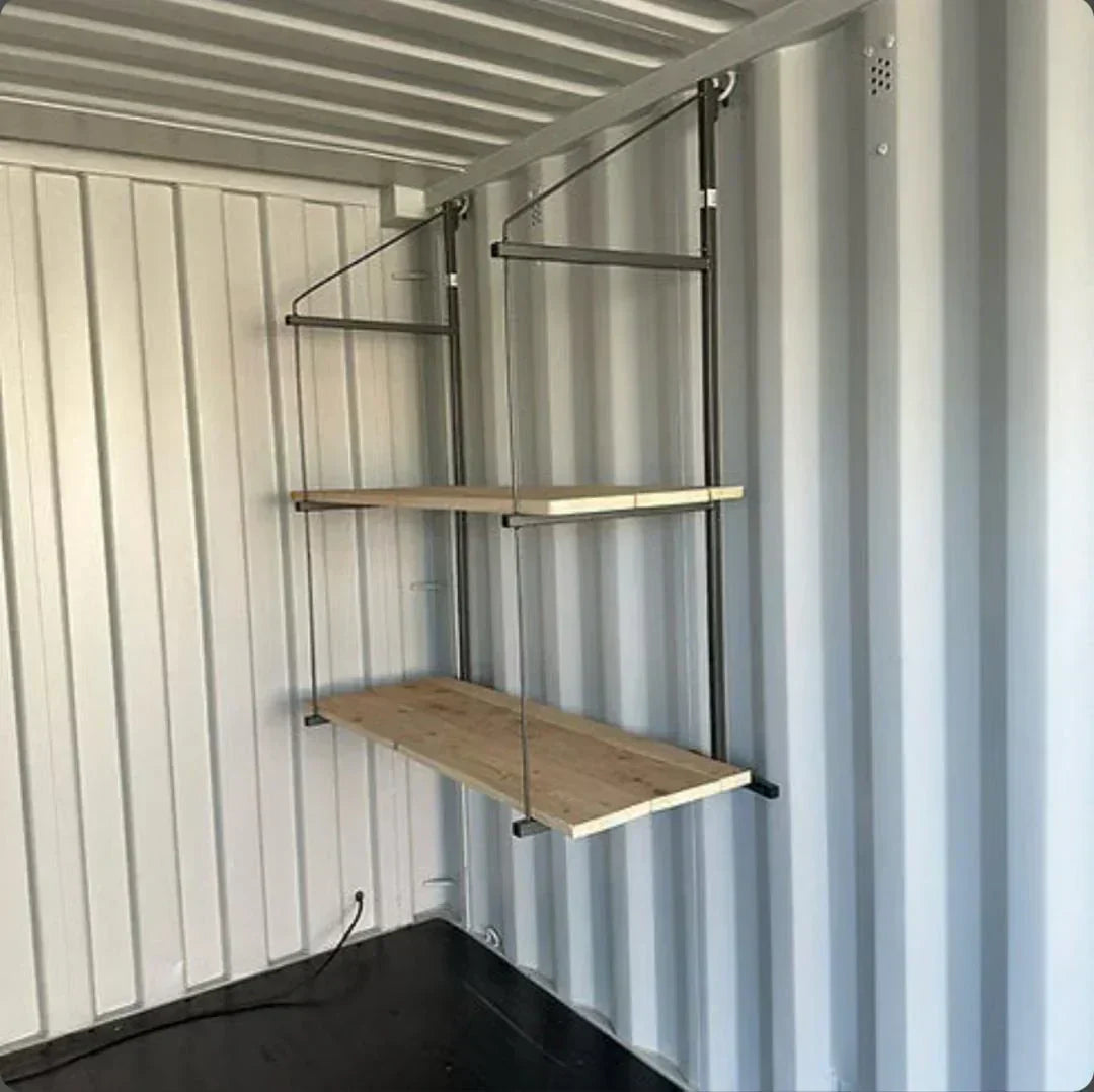 Container maritime Zen-Box 20 pieds – Atelier ou boutique avec porte coulissante en bois et 3 étagères (Réf. DEVZB20)