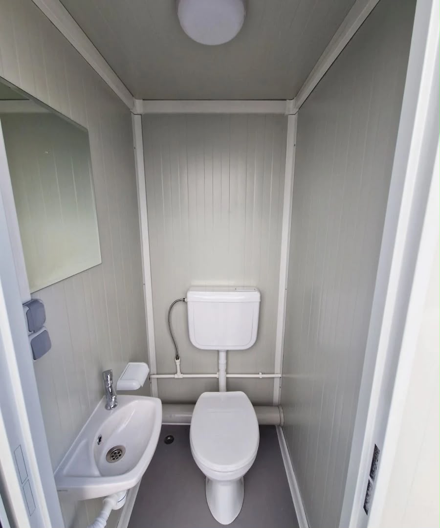 Conteneur sanitaire XXL avec 8 cabines WC – Toilettes pour festivals et grands événements