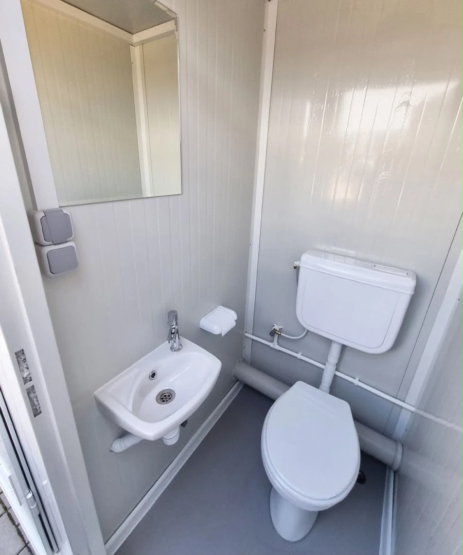Conteneur sanitaire XXL avec 8 cabines WC – Toilettes pour festivals et grands événements