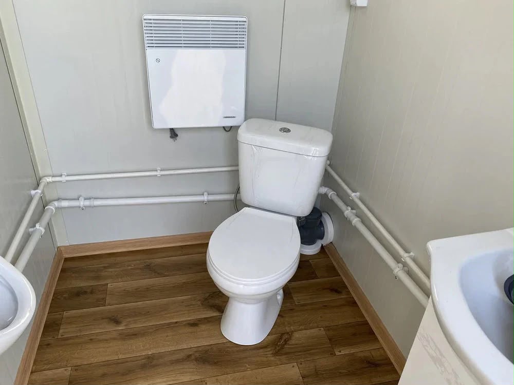 Conteneur sanitaire double avec réservoir d’eaux usées intégré