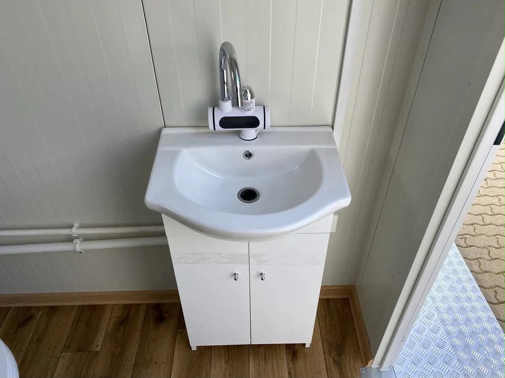 Conteneur sanitaire double avec réservoir d’eaux usées intégré
