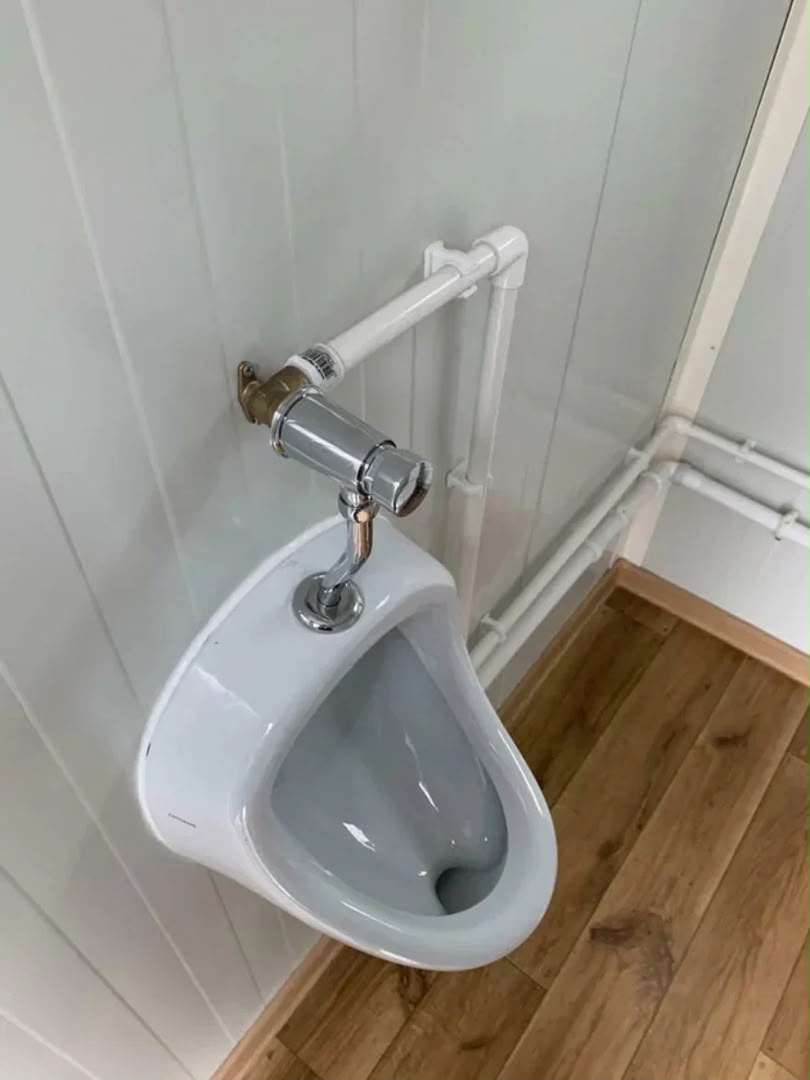 Conteneur sanitaire double avec réservoir d’eaux usées intégré