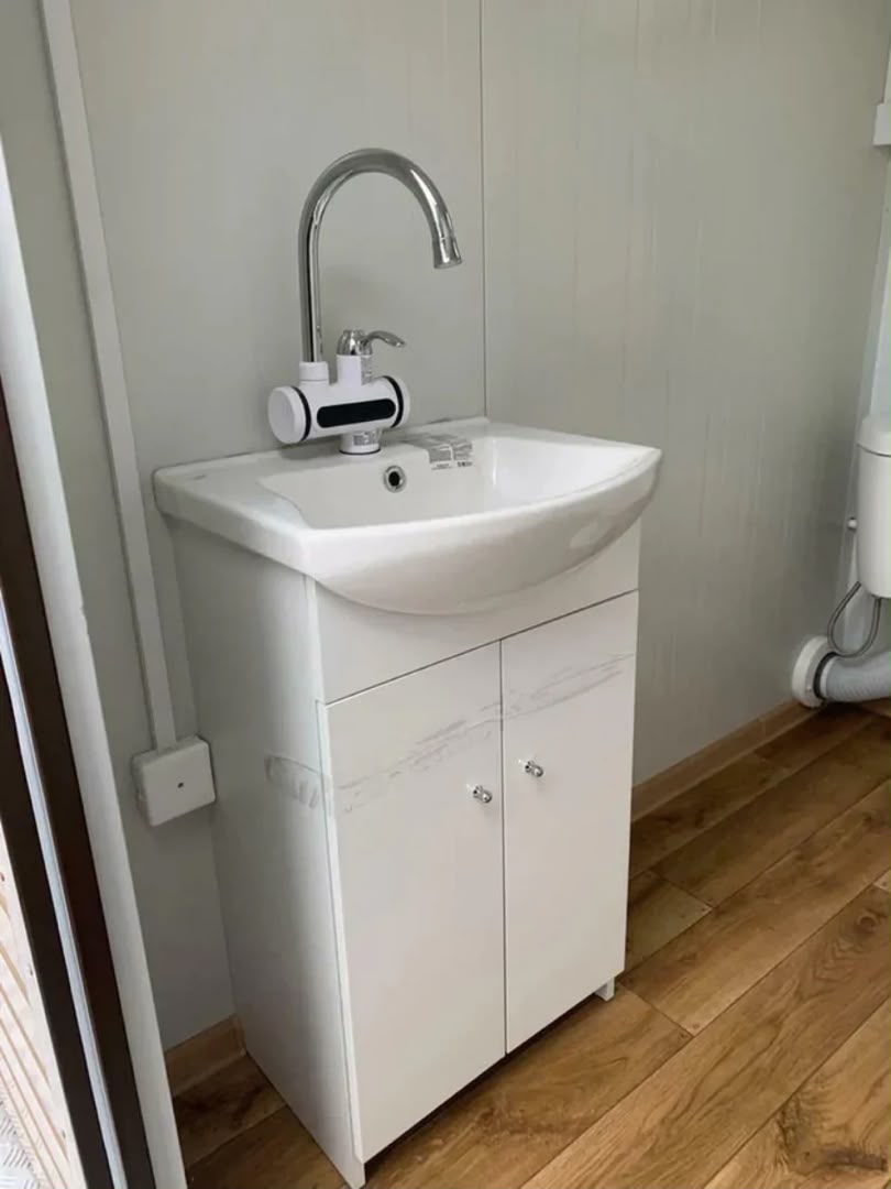 Conteneur sanitaire double avec réservoir d’eaux usées intégré