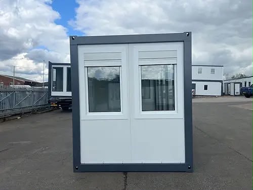 Bureau conteneur avec fenêtres panoramiques – 6 mètres, isolé et transportable