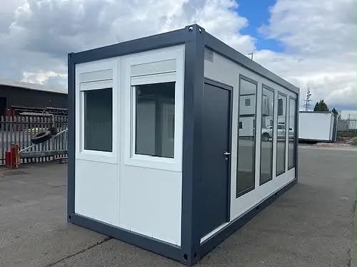 Bureau conteneur avec fenêtres panoramiques – 6 mètres, isolé et transportable