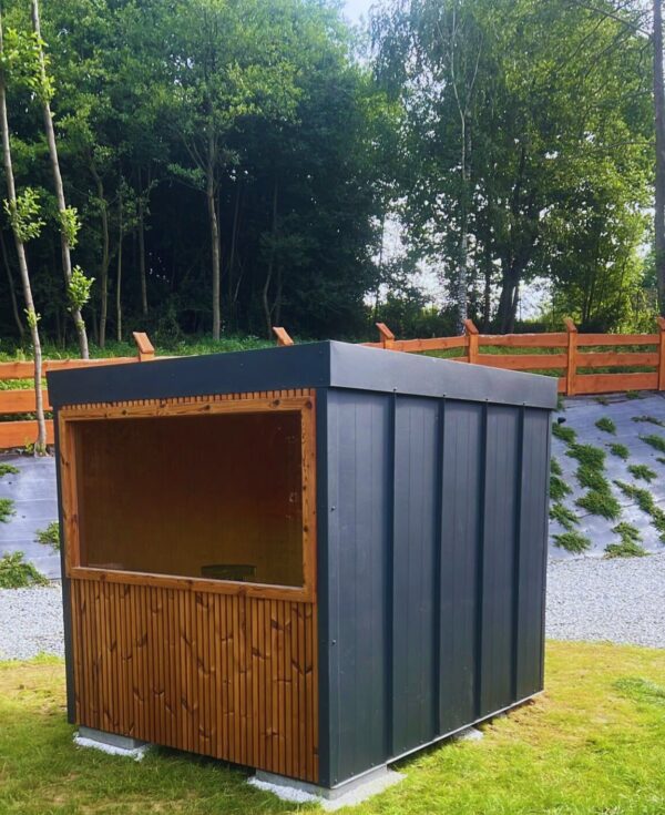Sauna de jardin avec revêtement métallique