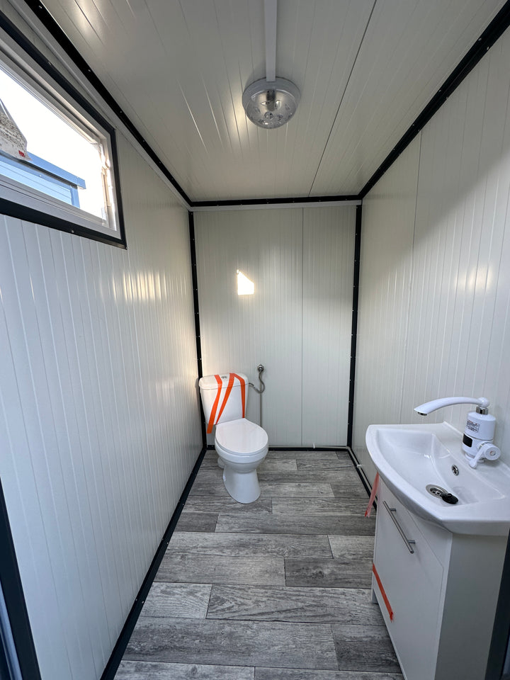 Container sanitaire double neuf 3 × 2 m – 2 WC, urinoirs et 2 lavabos avec chauffe-eau