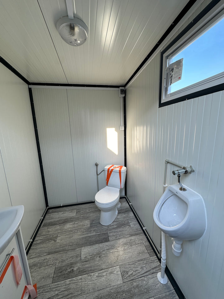 Container sanitaire double neuf 3 × 2 m – 2 WC, urinoirs et 2 lavabos avec chauffe-eau