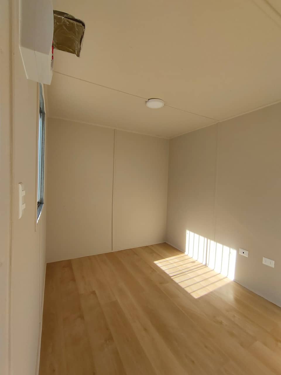 Bureau container 20 pieds avec salle de bain – Isolation polyuréthane et équipements intégrés – Réf. 1101