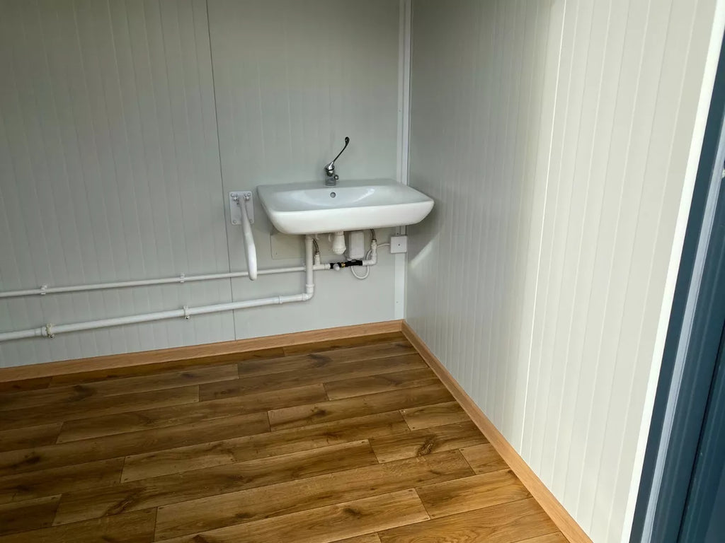 Container sanitaire PMR neuf avec rampe d’accès – Double WC accessible aux personnes à mobilité réduite (Réf. 3907)